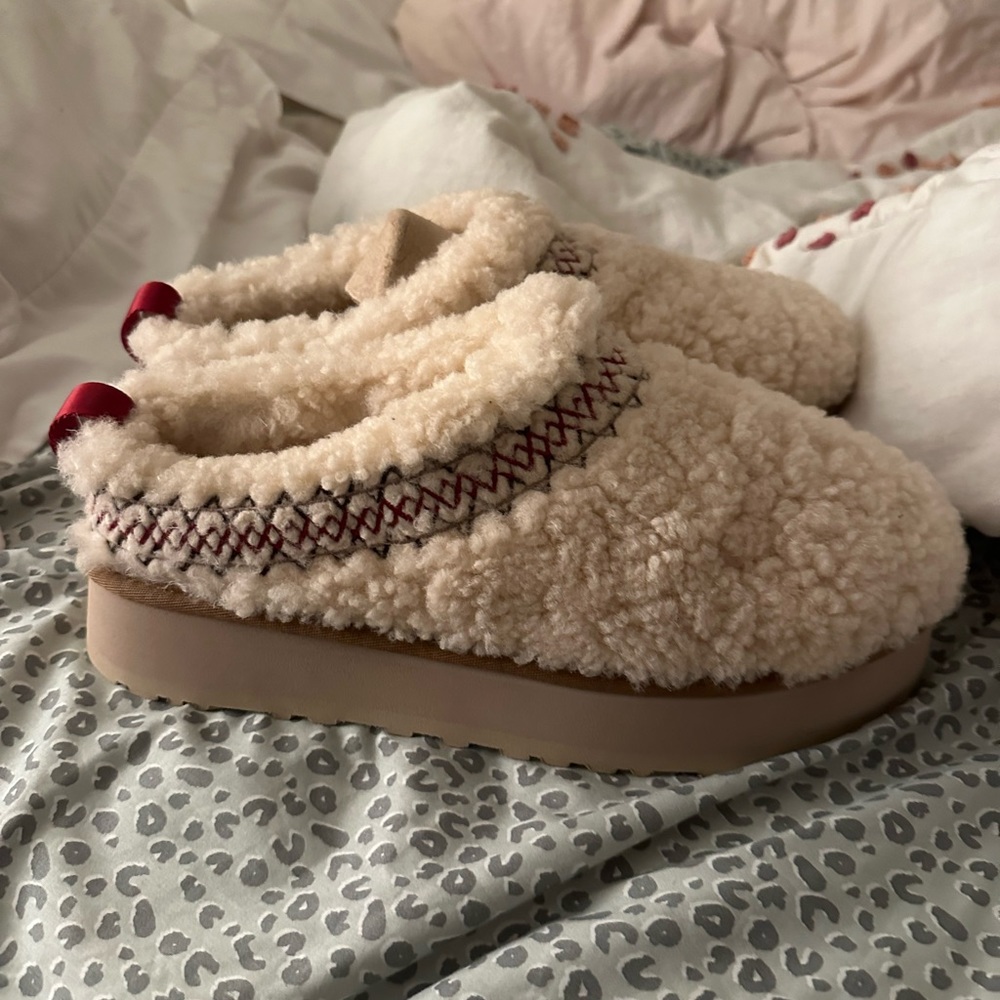 Tazz Ugg Braid slippers in shade natural